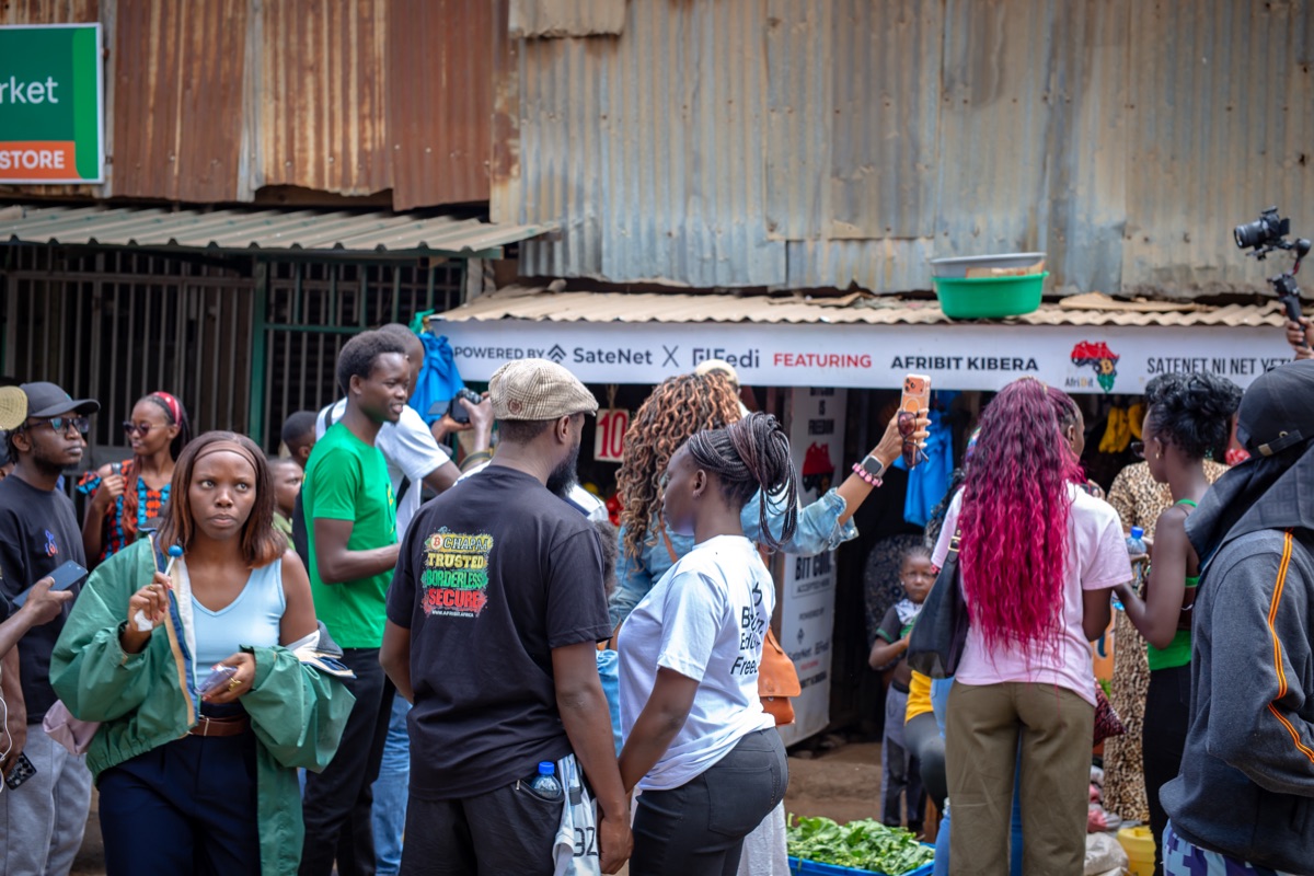 The crowd gathers at Afribit Kibera on Day 3